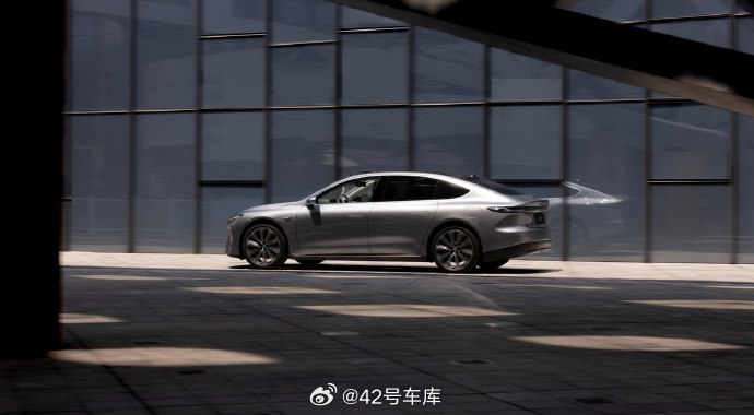 继去年第六届进博会之后，蔚来 ET7 今年又成为进博会的指定用车了，排面又整起来了。配图