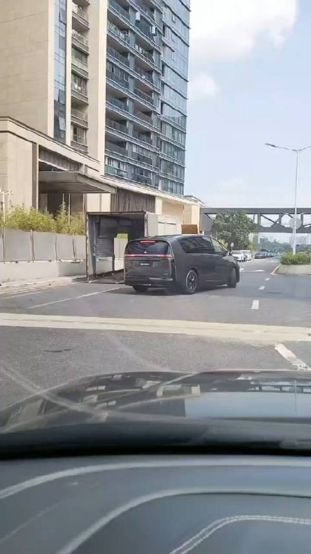 理想MEGA出现在真实城市中。配图