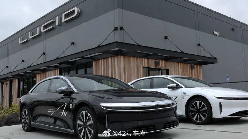 Lucid 从其最大股东沙特阿拉伯公共投资基金 (PIF) 又获得了 15 亿美元的投资，这为其推出一款面向大众市场的 SUV 提供了重要的新资金。目前 PIF 对 Lucid 的总投资已达到约 80 亿美元。配图