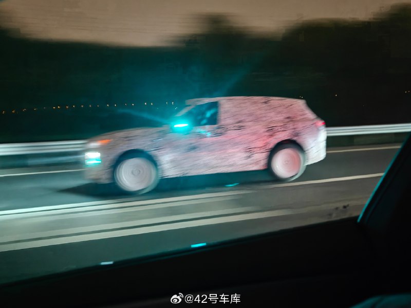 如图所示：车库小伙伴在回家路上拍到一项伪装车，疑似理想 L6。配图