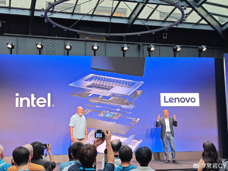 连着听了 intel 两代架构处理器的介绍，AI 都是绕不过的话题。配图