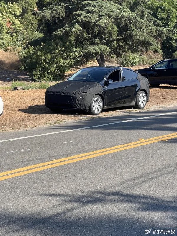 Model Y 煥新款原型車，首次被拍到！配圖