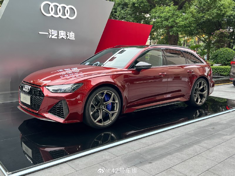 早上好啊朋友们，给大家送上一辆非常帅气的奥迪 RS6 Performence，红色配 22 寸金色圈，简直丸美[打call]配图