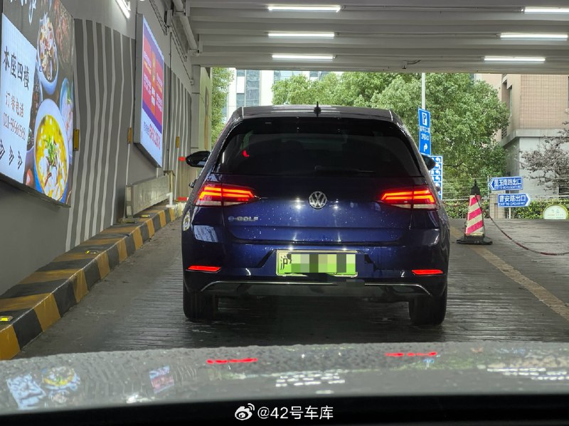 偶遇一辆进口的 7.5 代纯电高尔夫，NEDC 续航只有 270 km，属于只能城市游走的水平，但价格并不便宜，指导价 15 万左右。远不比号称纯电时代高尔夫的 ID.3。配图