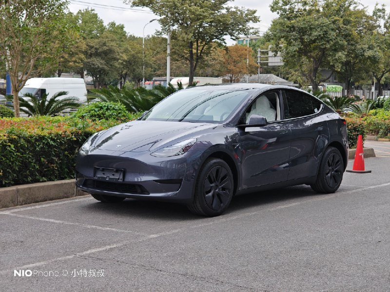 Model Y 新款试驾车貌似到店了，不知道 NVH 有无改善呢？找个时间去试试配图