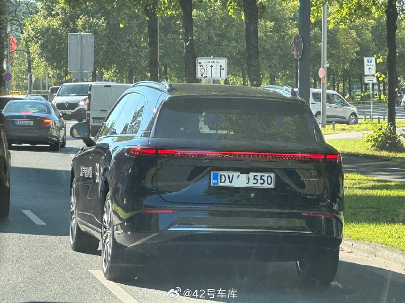 来慕尼黑车展的路上，看到一辆黑色的小鹏 G9，应该是私家车，还挺好看的。配图