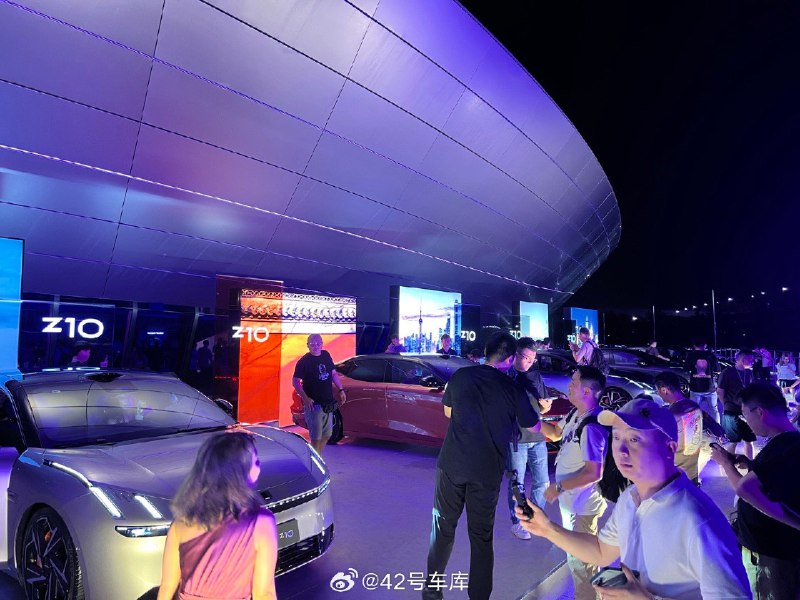 领克Z10 发布会已经候场，外面这一排哪个颜色是你的菜？配图