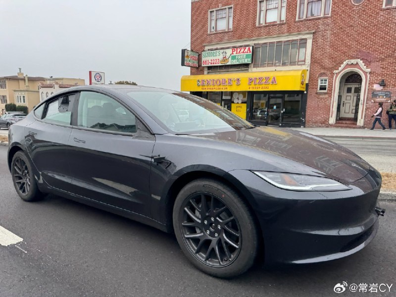 去除了後視鏡和增加了大量攝像頭位置的 Model 3 測試車最近頻繁出沒，我們大致能想像到特斯拉 Robotaxi 的結構了。配圖