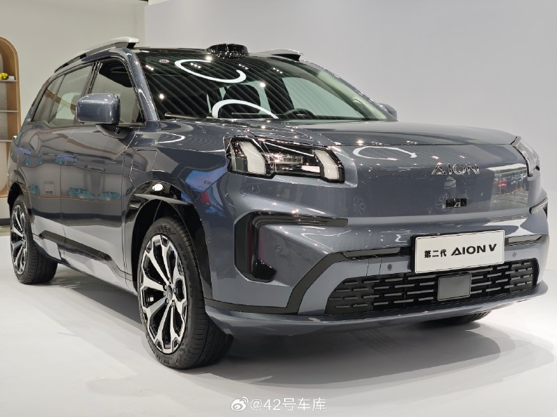作为主打家庭的 SUV 来说，第二代 AION V 霸王龙不到 4700mm 的车长，却在空间、舒适及配置上找到了个很好的平衡。配图