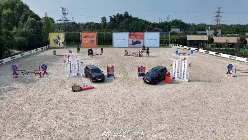 2025 款星途揽月的发布会在户外进行，价格发布后居然开始了马术表演，还配有非常专业的解说。大家见过这样的发布会吗？配图